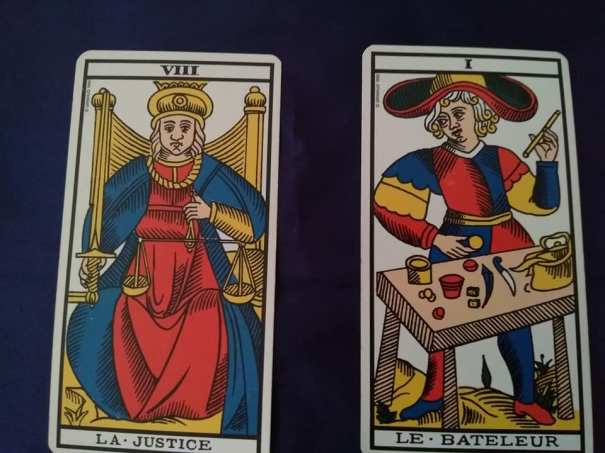 approche Tarot - 1 personnage qui regarde en face, l'autre qui le regarde (La Justice - Le Bateleur)