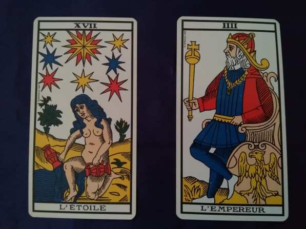 approche Tarot - 1 personnage tourne le dos, l'autre regarde (L'étoile - l'empereur)